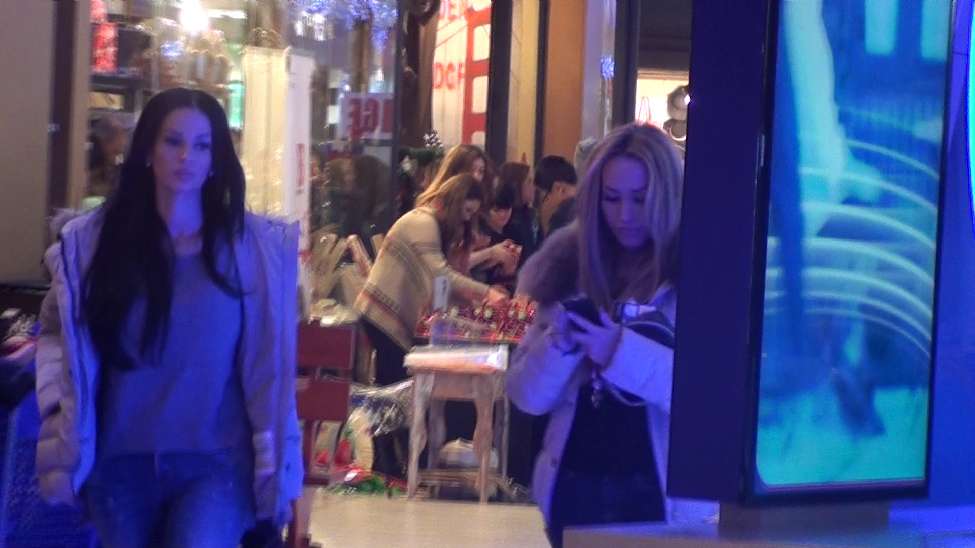 Raluca si Adina se arata destul de dezamagite, probabil pentru ca nu au gasit ce cautau