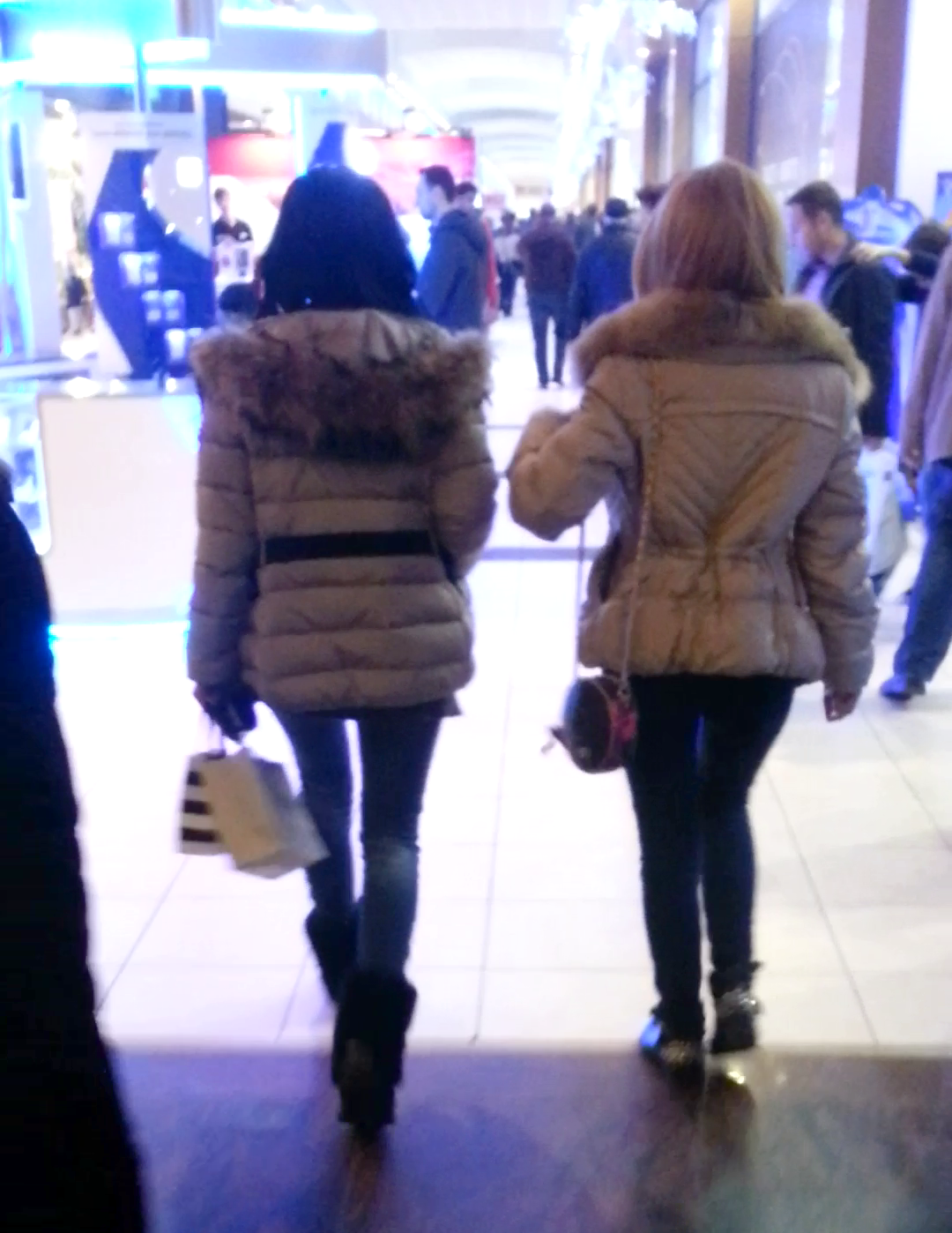 Tot impreuna, Podea si Barbu parasesc mall-ul