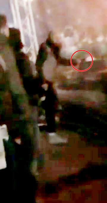 Chiar daca, la inceput, a fumat cateva tigari doar, Matteo a intins apoi mana spre sticla de whisky aflata la marginea scenei