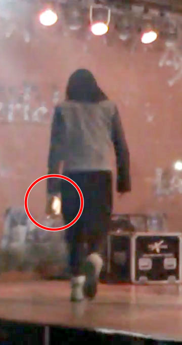 Dupa ce si-a terminat tigara, cantaretul a urcat pe scena, insotit de sticla