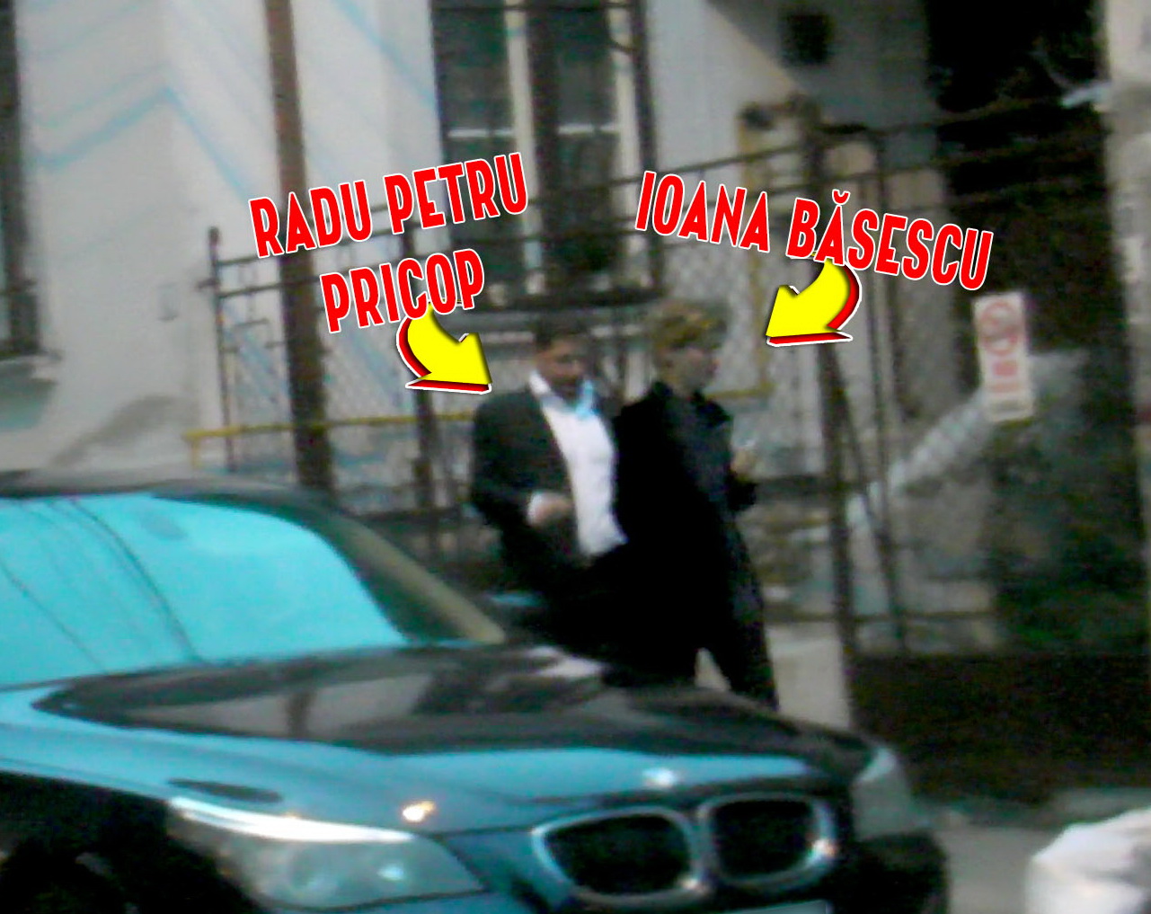 Ioana si noul sau iubit se plimba tinandu-se de mana