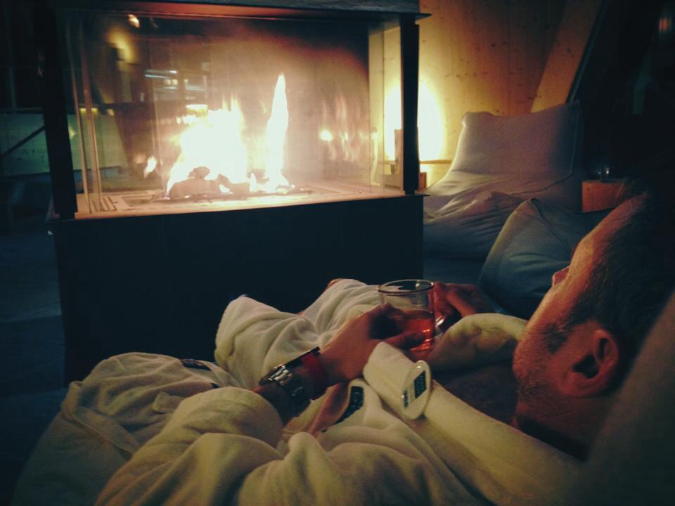 Bote a preferat sa petreaca imbracat in halatul de la hotel