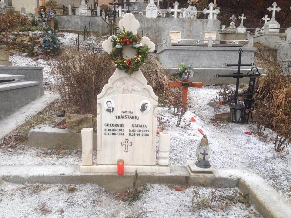 In ziua de Craciun, Mihai si fratele sau au fost impreuna la mormantul parintilor lor