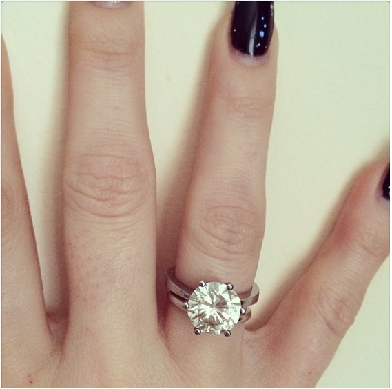 Delia a primit un superb inel cu diamant