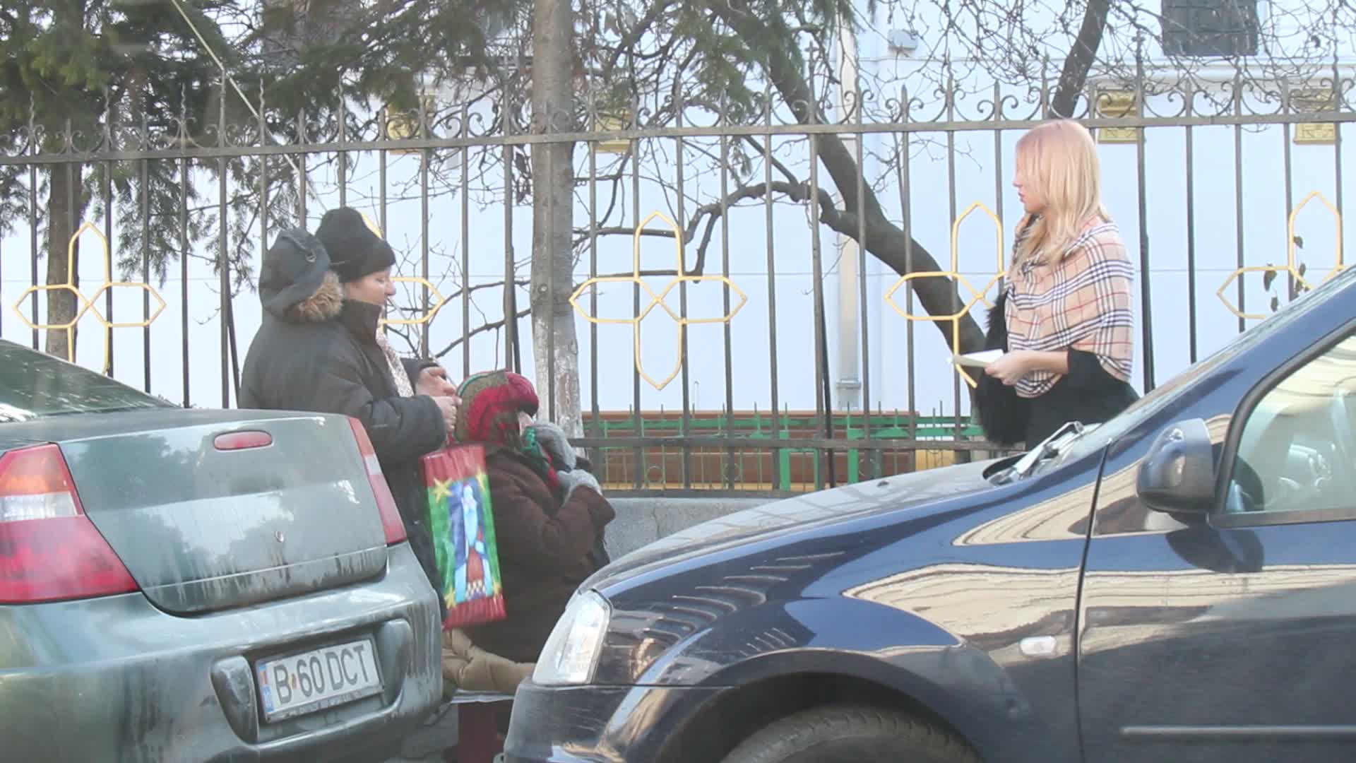 Cele doua femei ii multumesc blondei