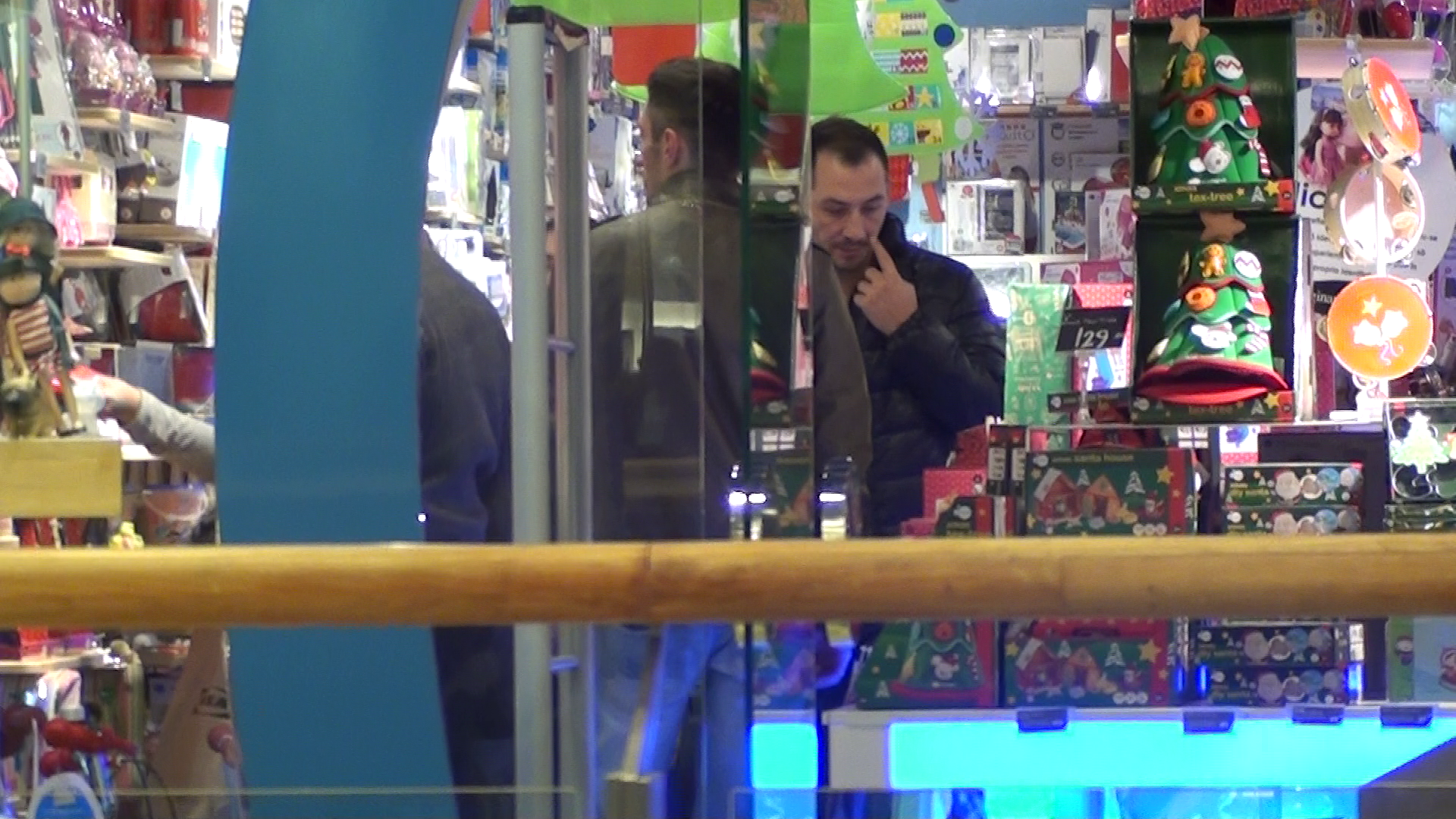 Sesiunea de cumparaturi pare o corvoada pentru fostul iubit al Andreei Mantea