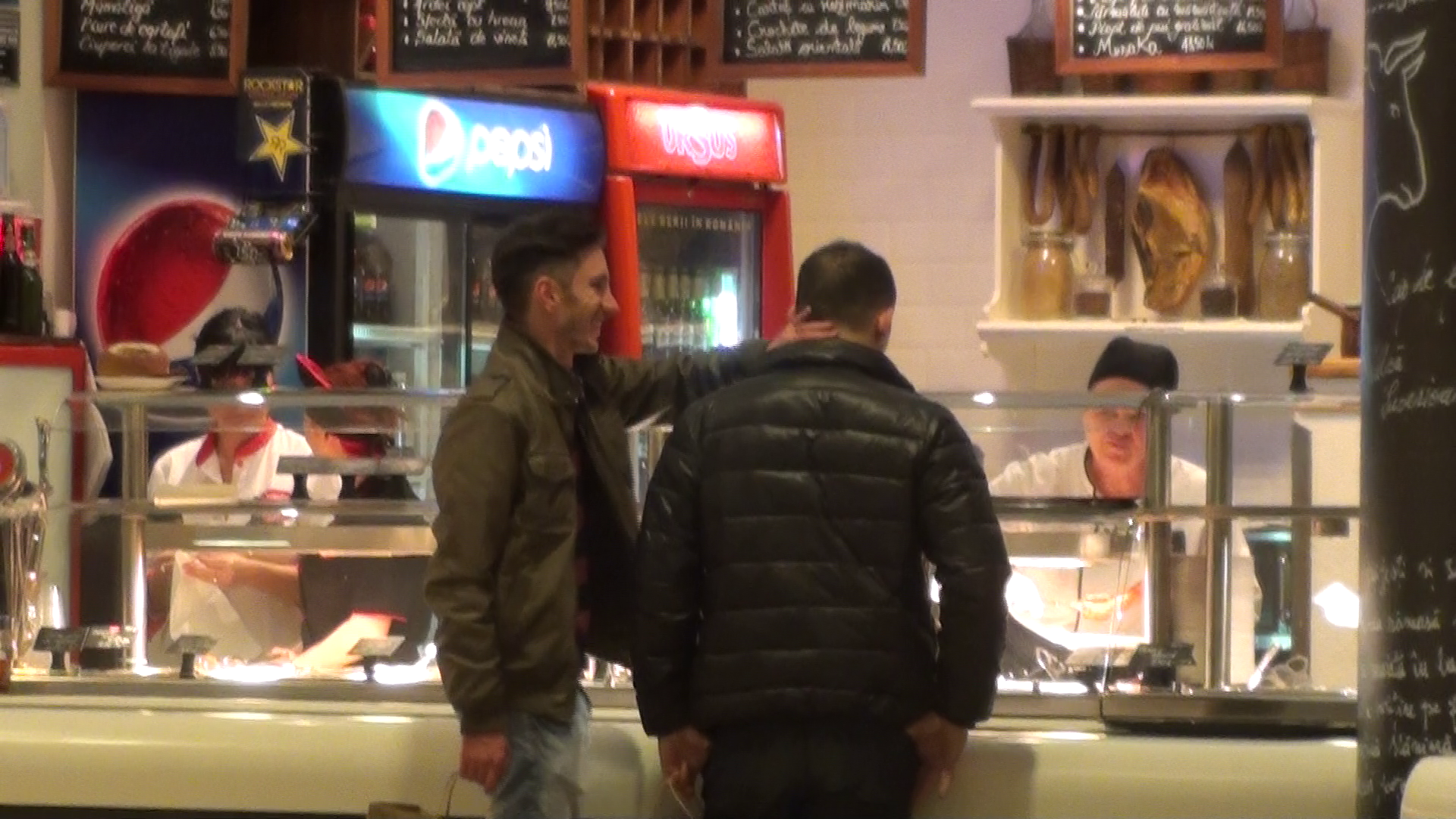 Prietenul lui Stefan ii da artistului, in gluma, o palma peste ceafa