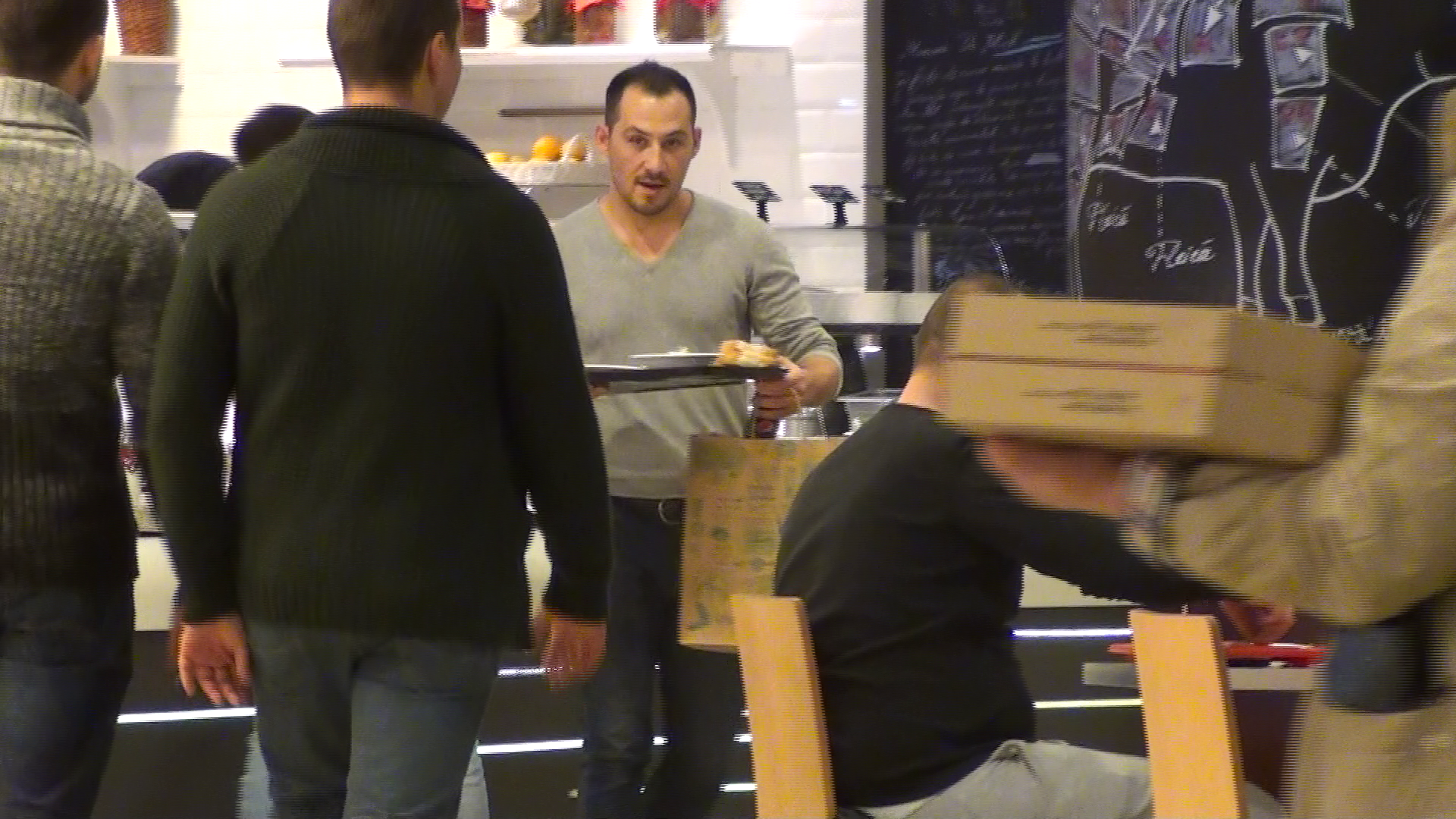 Cantaretul isi duce tava cu mancare la masa