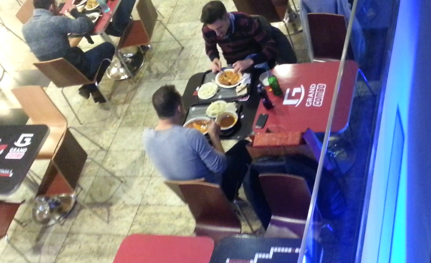 Cei doi prieteni se delecteaza cu un pranz de la fast-food