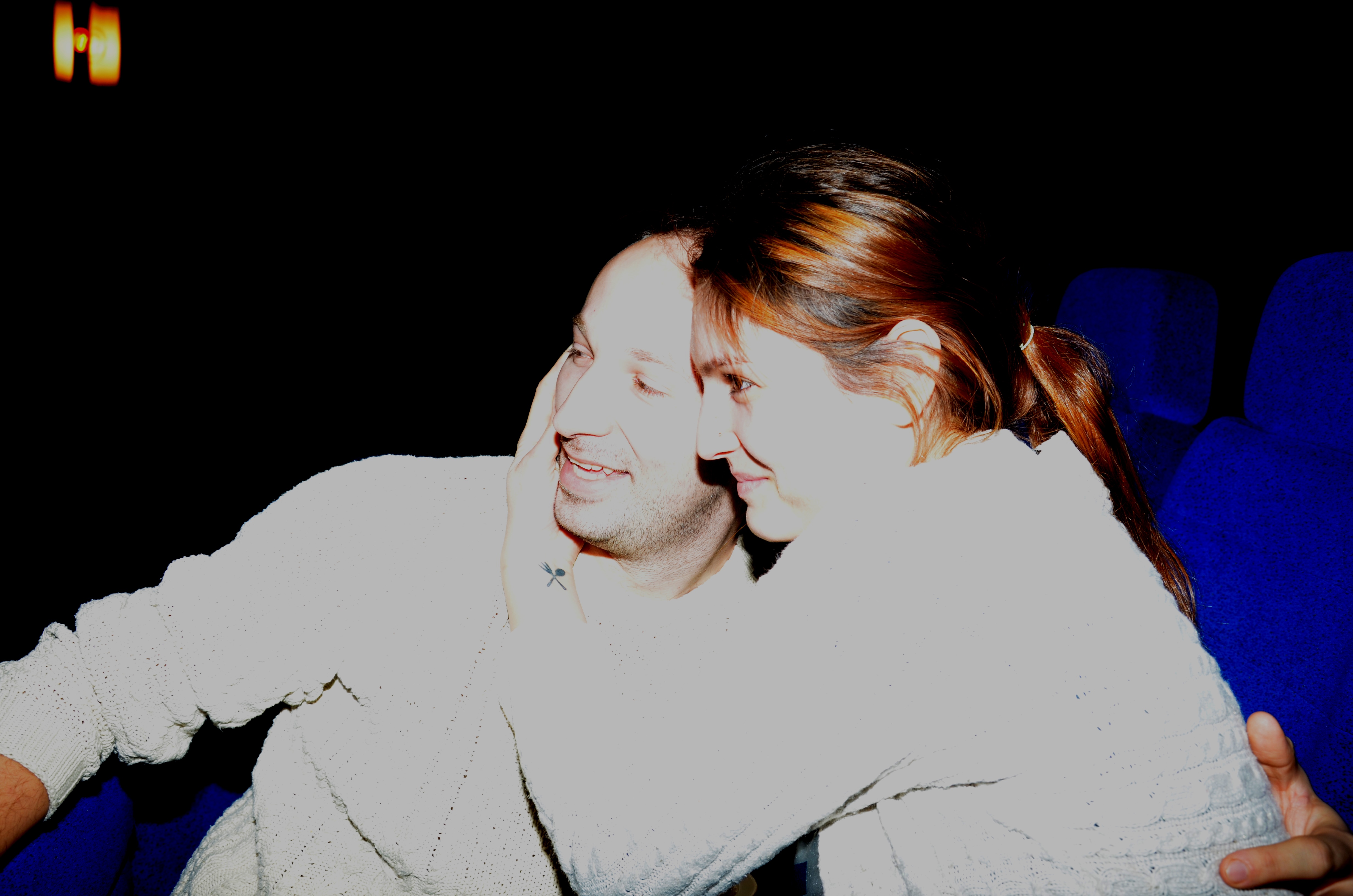 Alex si Alexandra, imediat dupa cererea in casatorie. Prima lor poza ca logodnici