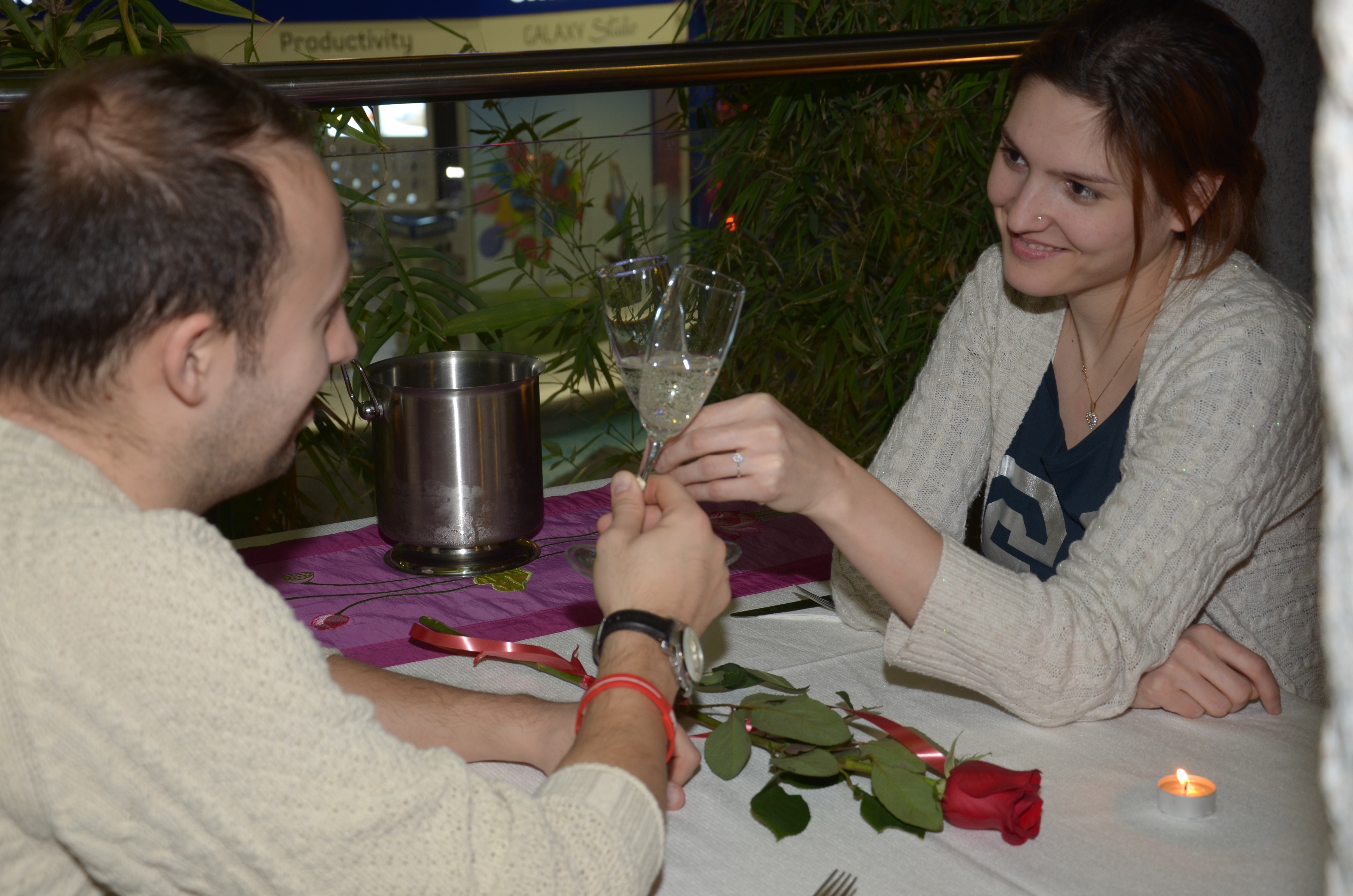 Cei doi au inchinat un pahar de sampanie in cinstea iubirii lor