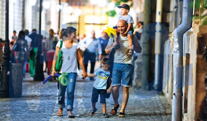 Calin are doi baieti alaturi de sotia lui, Andreea.