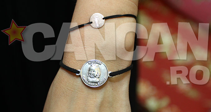 Pe langa bratarile pe care le face, Roxana are una cu chipul fetei sale