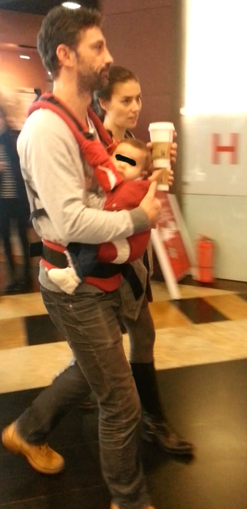 Iubita sa a stat la coada pentru doua cafele aproape 20 de minute