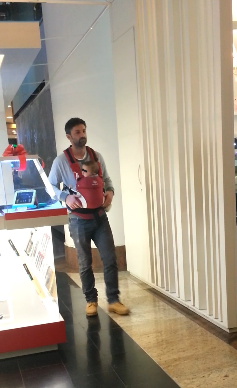 Cat timp Laura a stat la coada, actorul s-a plimbat cu fiica sa pe la magazine