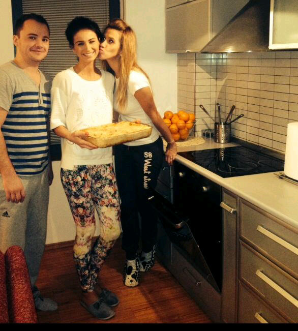 Fratele si cumnata Geaninei s-au infruptat din lasagna facuta de Geanina