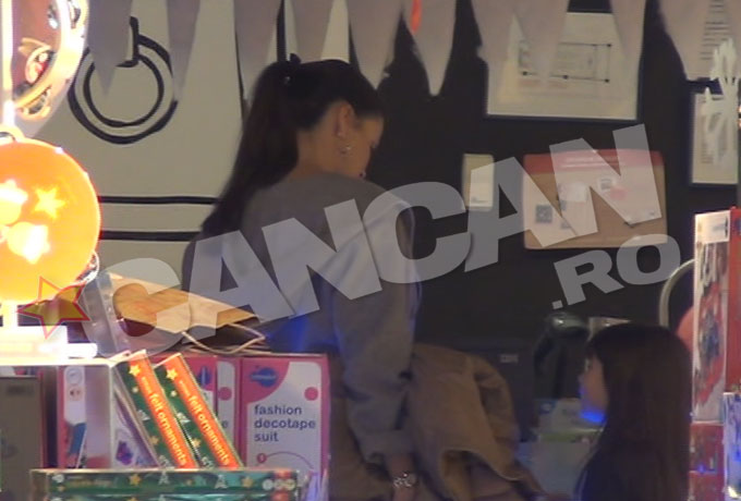 Anca si fiica ei au colindat magazinele cu jucarii