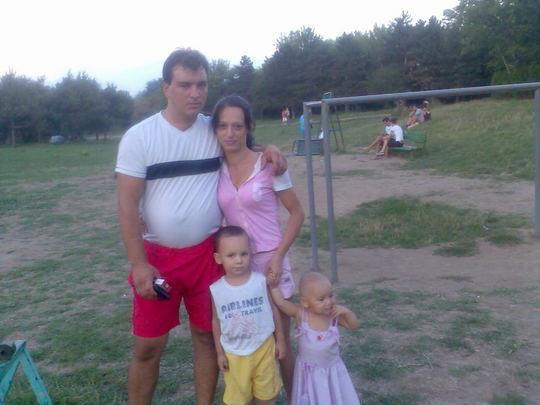 Familia Gheorghe este formata din Ion si Lacramioara, dar si de cei trei copii ai lor