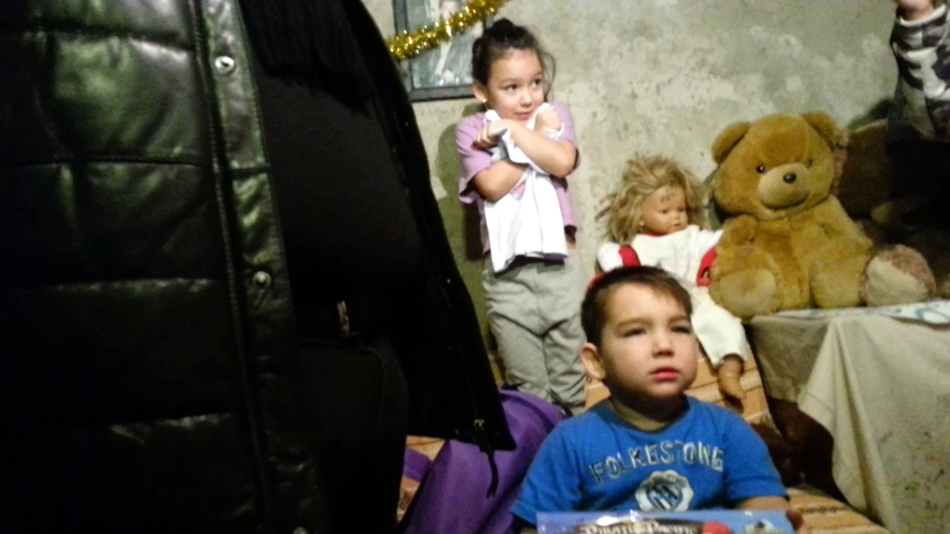 Fetita strange la piept hainutele primite cadou de la Cristian Popescu Piedone