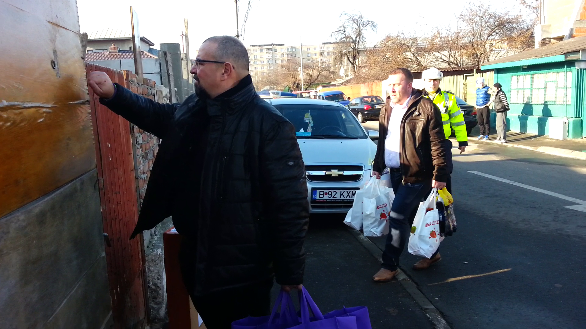 Primarul sectorului 4 a mers incarcat de cadouri la familia Gheorghe