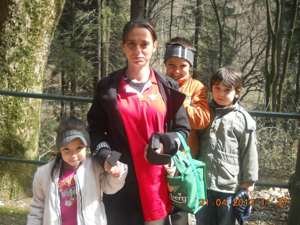 Chiar daca nu cantareste mai mult de 50 de kilograme, Lacramioara are grija sa isi tina familia unita