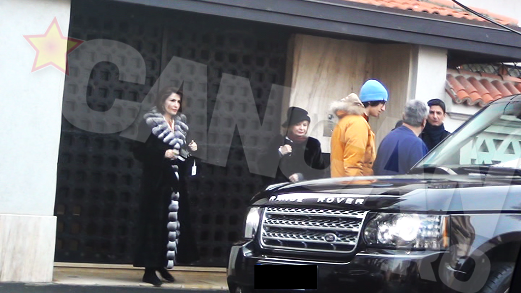 Clanul Lucescu se urca in cele doua masini de lux si pleaca spre casa unor prieteni