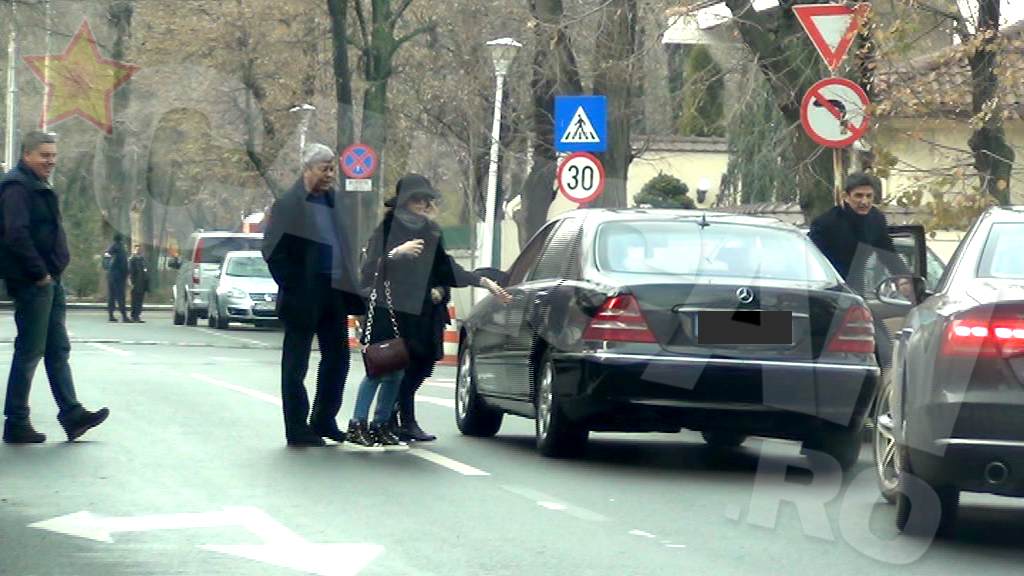 Ca un adevarat gentleman, Mircea Lucescu le deschide sotiei si nurorii portiera masinii