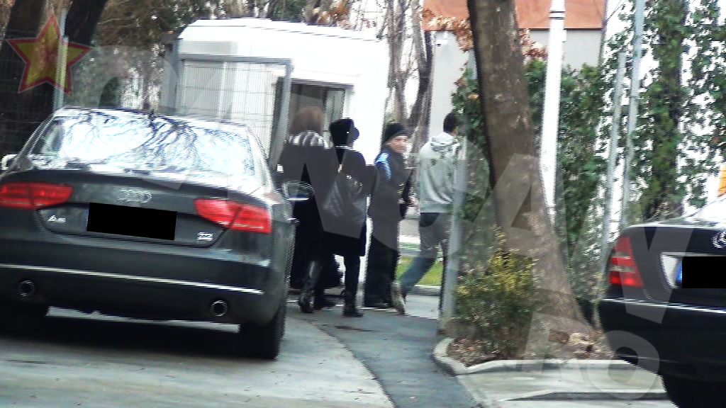 Clanul Lucescu se indreapta spre apartamentul unor prieteni