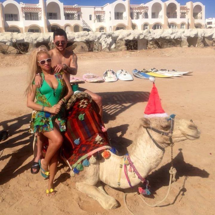 Sanzi adora sa stea la plaja, dar in Egip etse foarte cald, acum