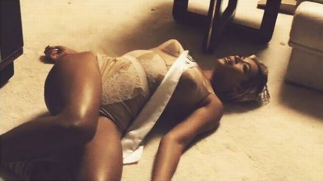 Beyonce poarta acelasi corset intr-un videoclip recent