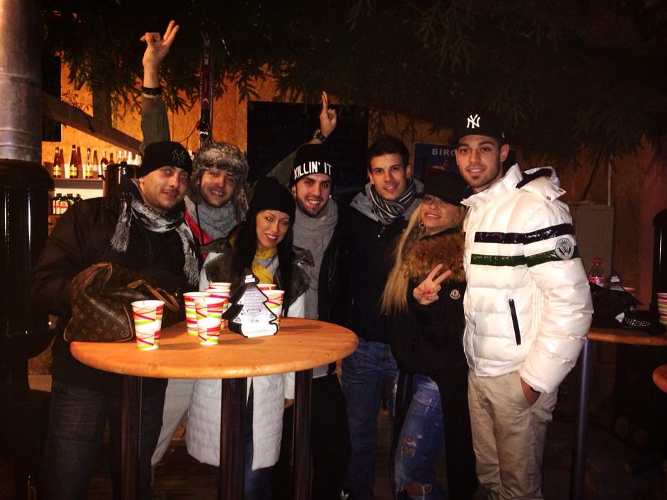 Anda si Catalin Tira (dreapta) se afla la munte cu o gasca de prieteni, printre care si fratele solistei