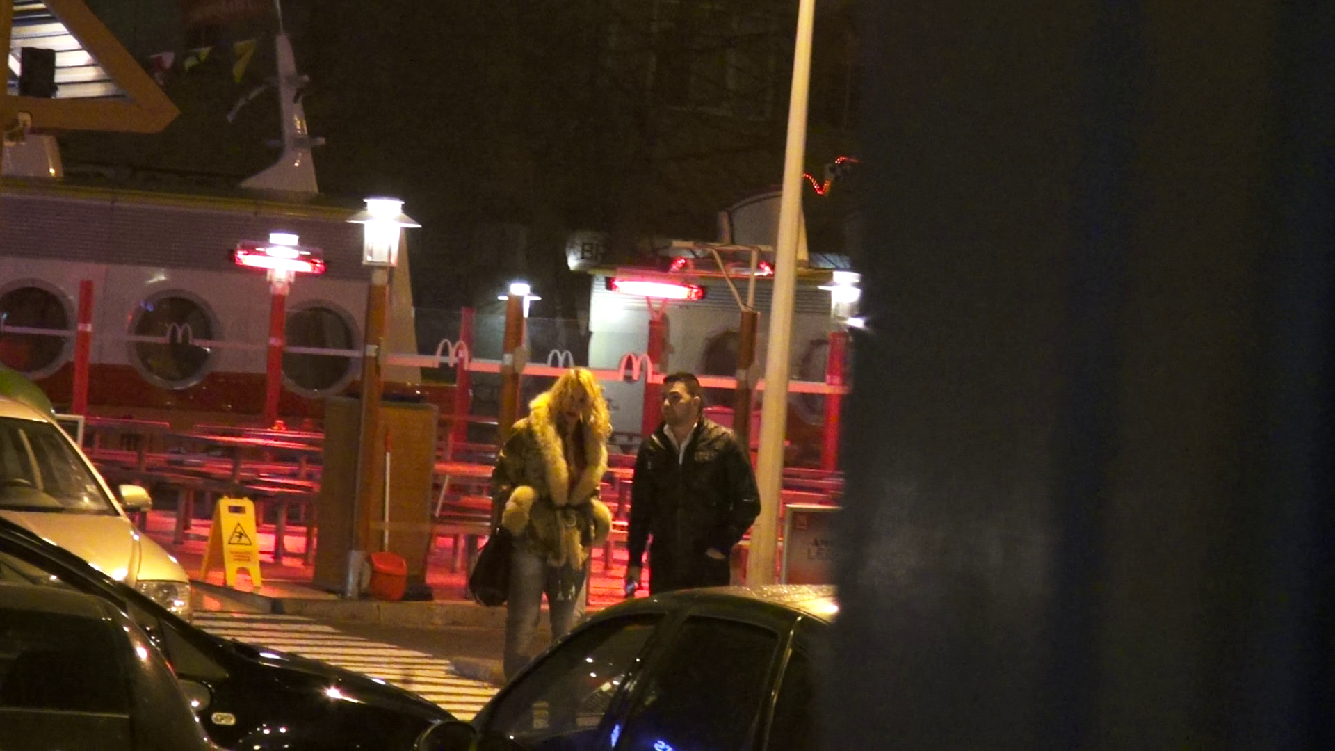 Oana se intalneste cu un barbat in curtea unui fast food din Capitala