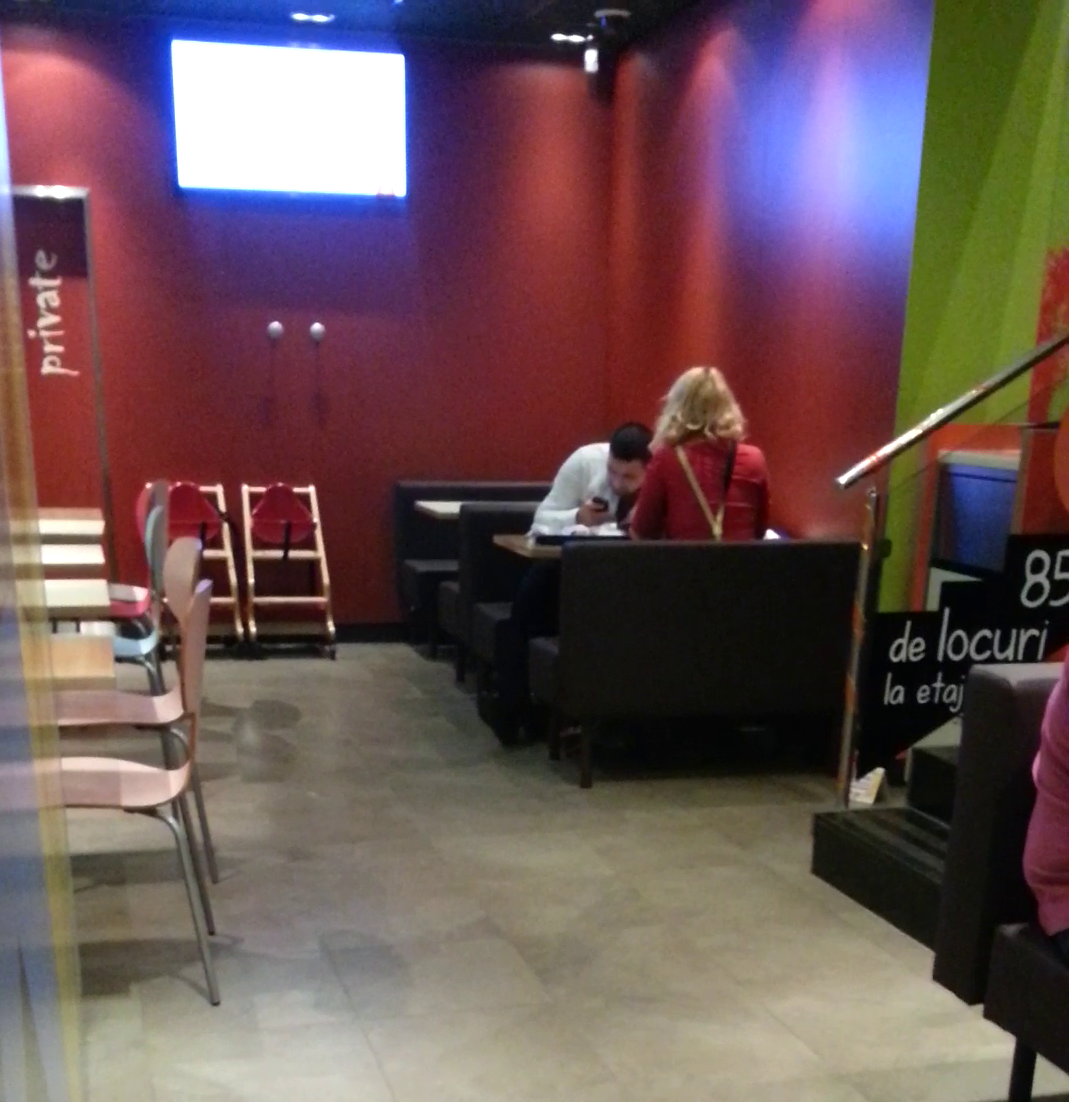 Cei doi s-au asezat la o pasa mai retrasa