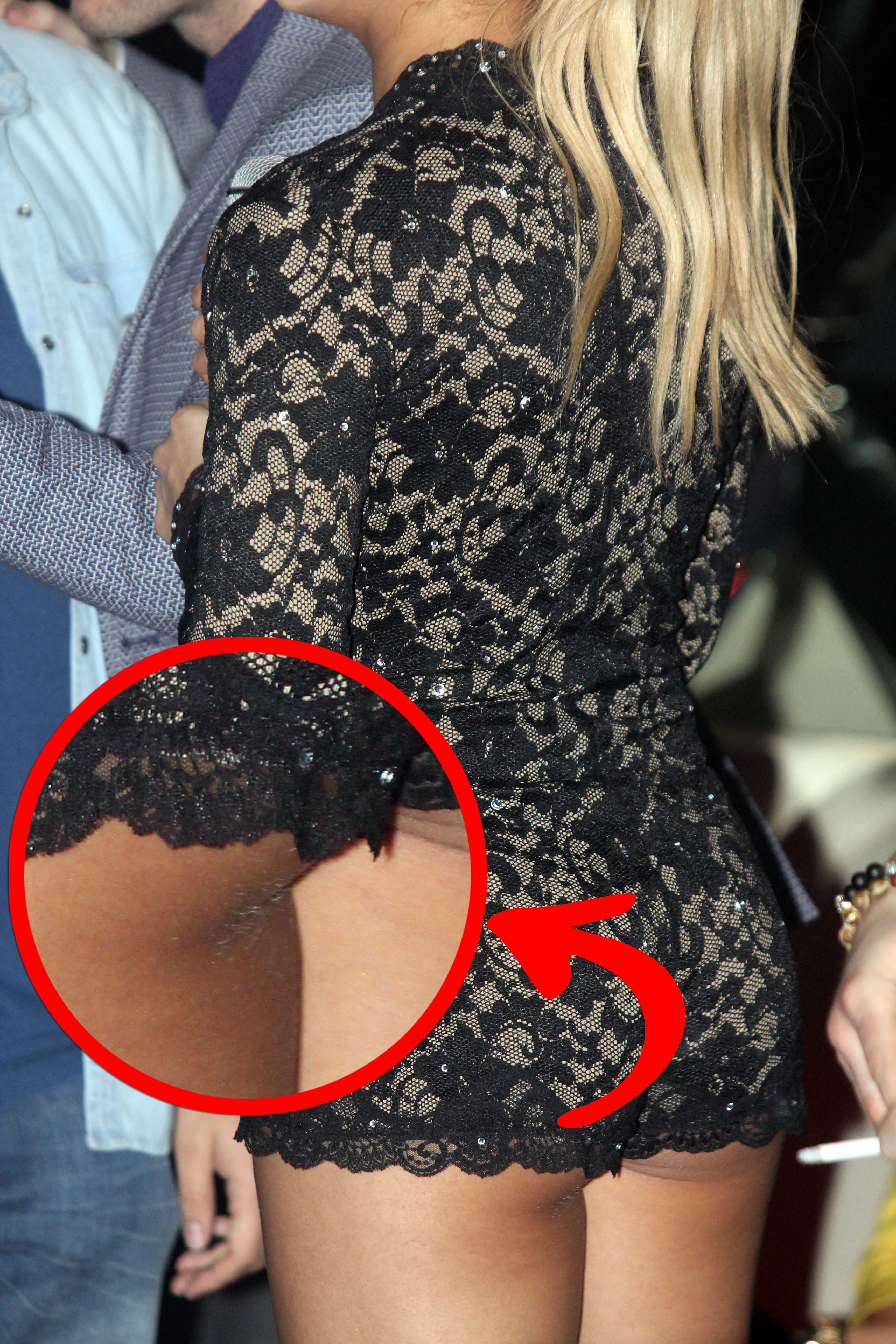 Tinuta extrem de scurta a Lorei a lasat sa se vada parul inestetic