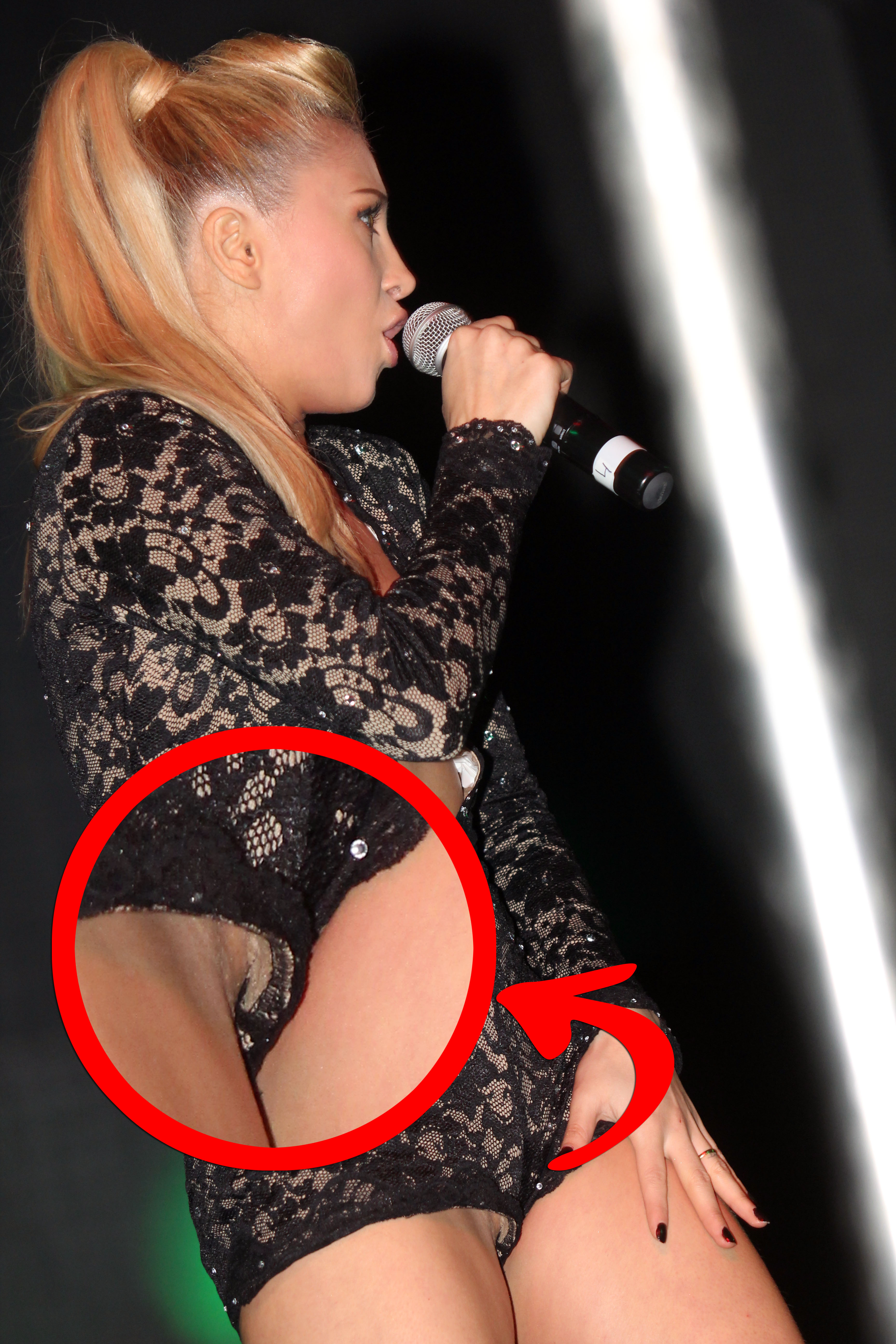 Atunci cand facea miscari mai bruste, blonda lasa sa i se vada zonele intime