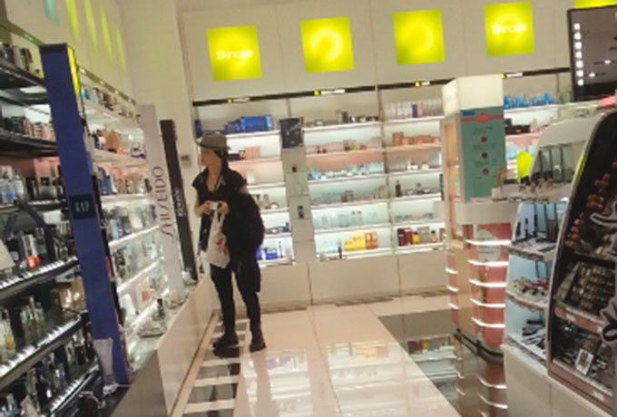 Loredana a stat cateva minute printre rafturile dintr-un magazin de cosmetice