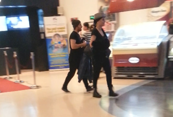 Cantareata a fost insotita de fetita ei, dar si de chitaristul din trupa sa