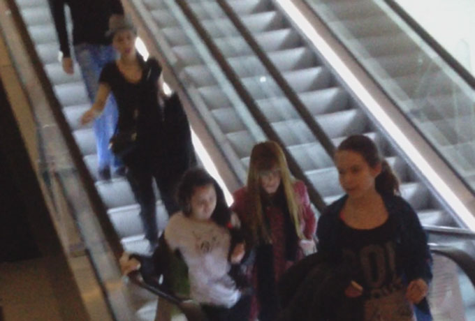 Impreuna cu fetitele, Lori a mers in sala de cinema