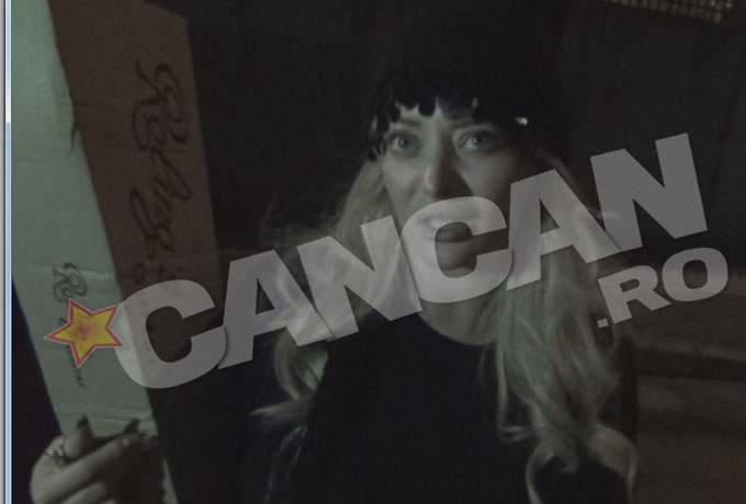 Pe tot timpul interviului, cantareata a tinut la piept cu drag o cutie in care se afla un instrument muzical