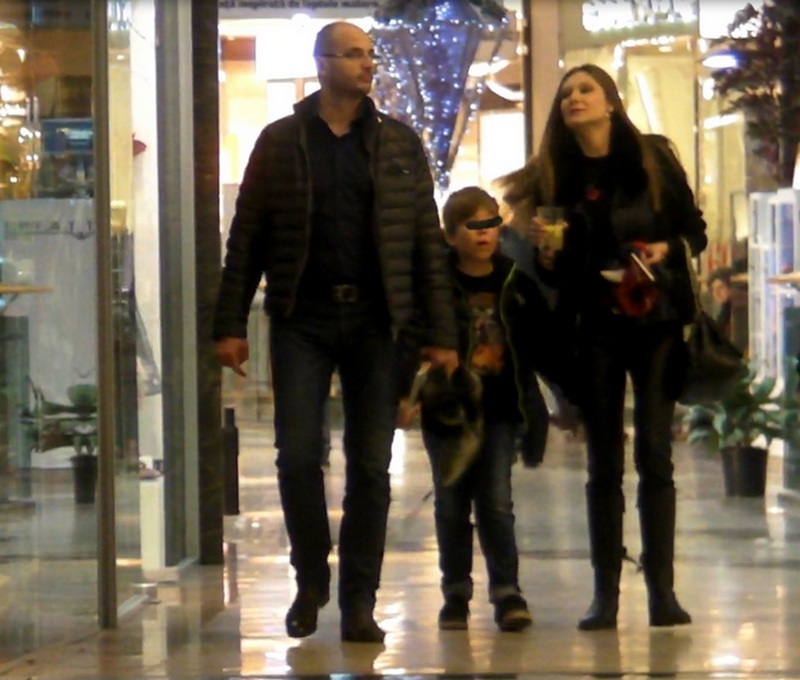 Cei trei tocmai ieseau dintr-un magazin din complexul comercial