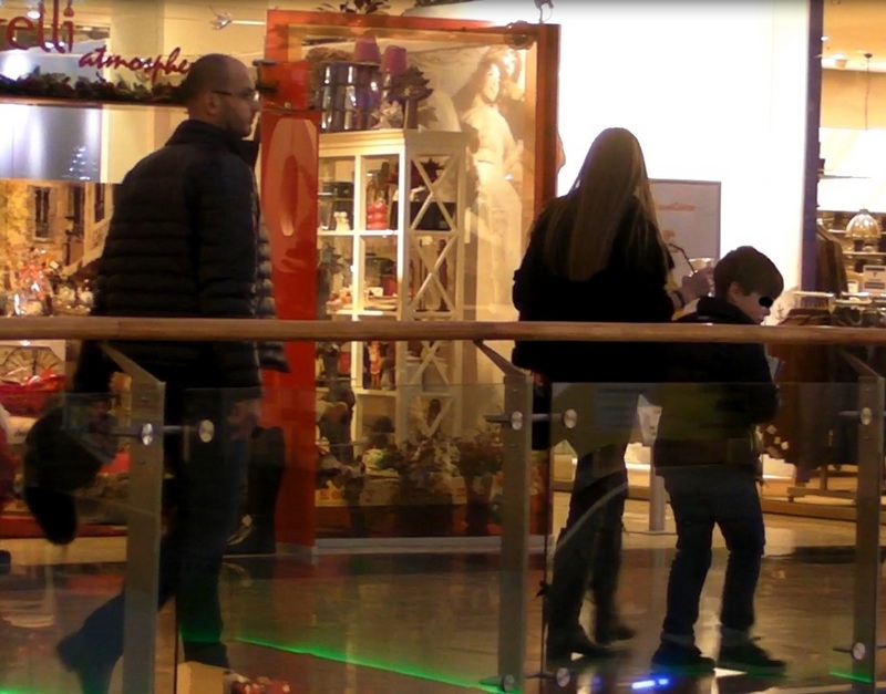 Albert are mainile ocupate cu cadouri