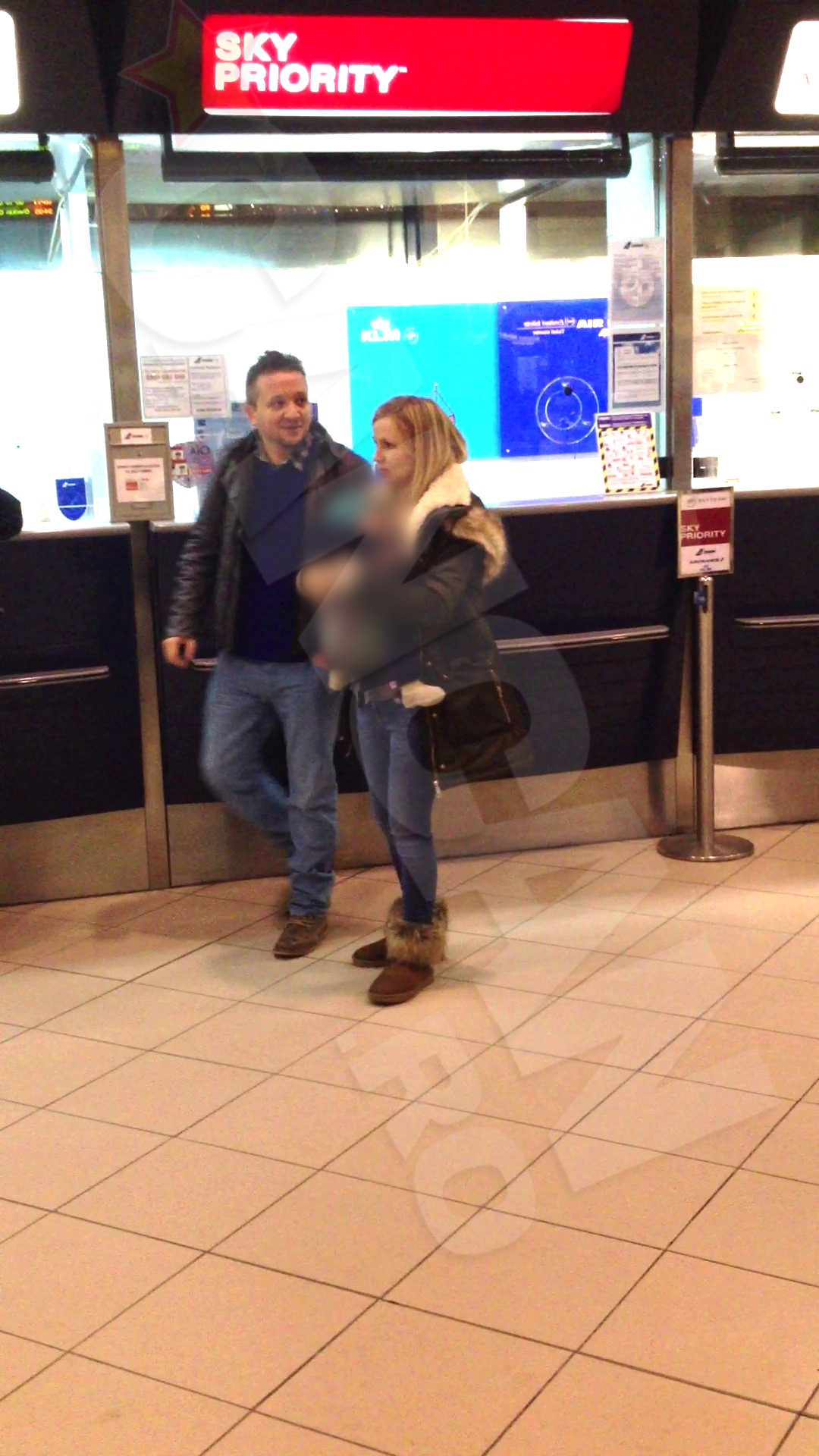 Florin pe aeroport, alaturi de sotie si fiul sau