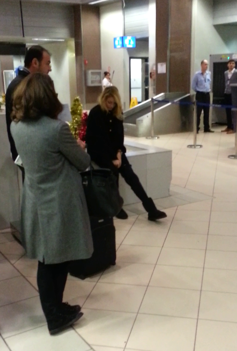 Blondina a fost nevoita sa se aseze de cateva ori din cauza durerilor la picior