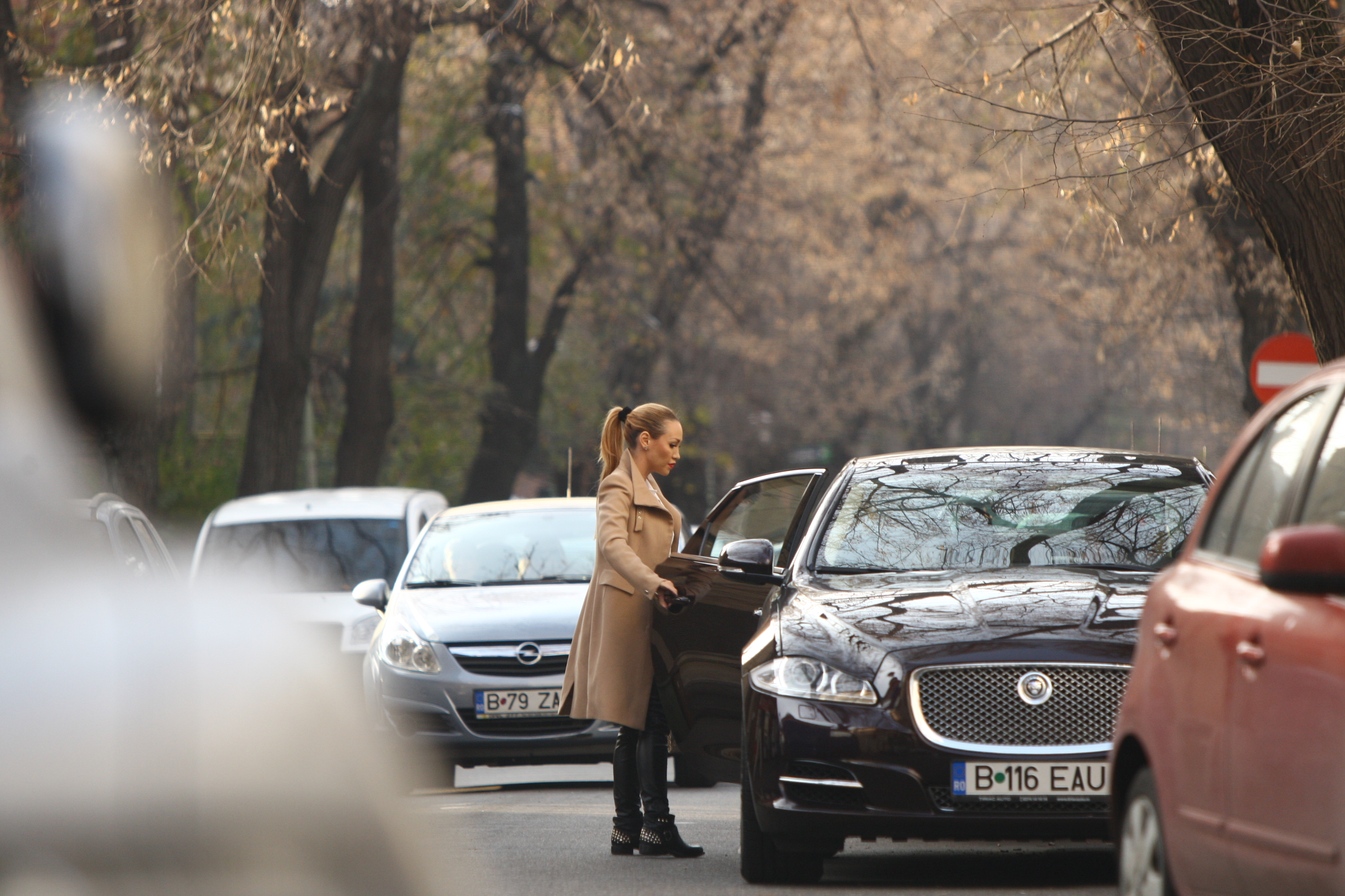 Raluca se urca pe scaunul din dreapta a masinii prietenei sale