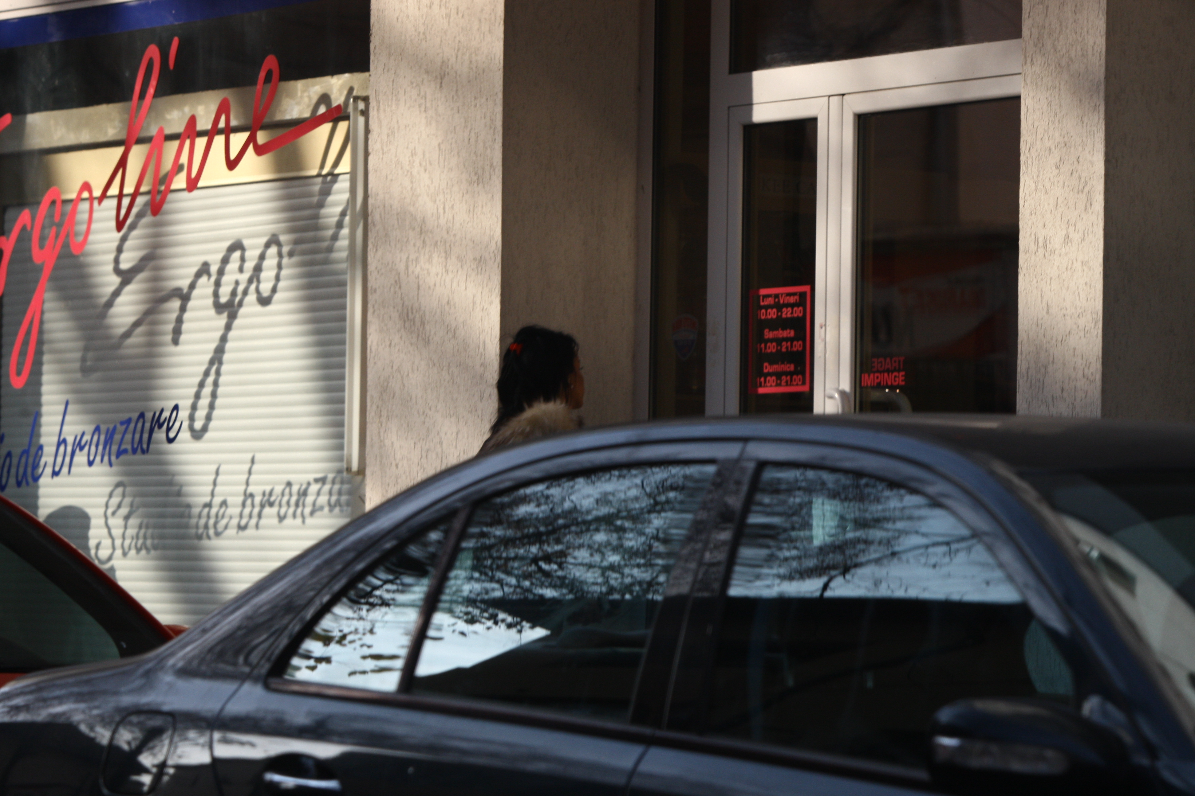 Cele doua intra intr-un salon de bronzare