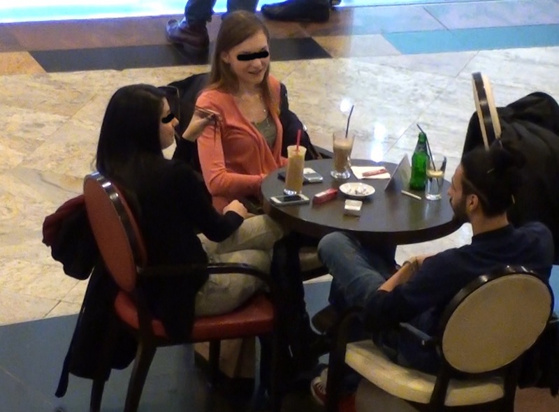 De cum s-au asezat la masa tinerii s-au pus pe povestit si ras