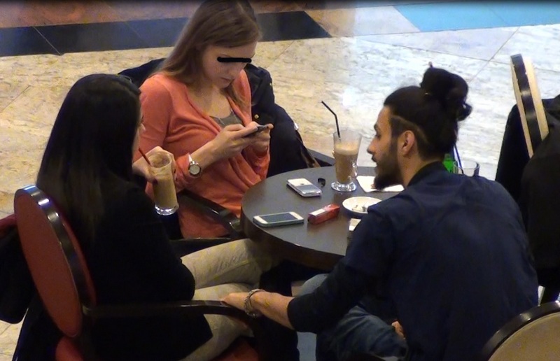 Artistul a inceput a tras de scaunul brunetei pentru a o aduce mai aproape de el