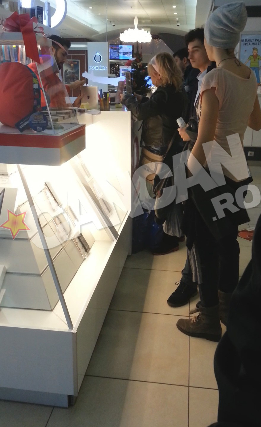 Viorica si-a achizitionat si o tableta a carei valoare e in jur de 2000 de lei