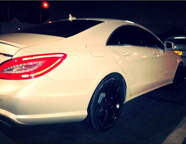 Tanara detine doua bijuterii pe patru roti, pe care le tine in orase diferite