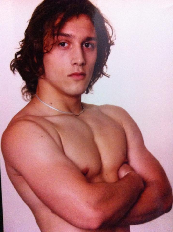 Cand isi priveste propriile poze, pe Andrei il pufneste rasul